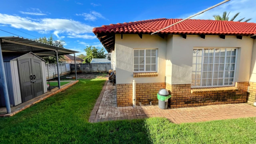  Bedroom Property for Sale in Mooinooi North West